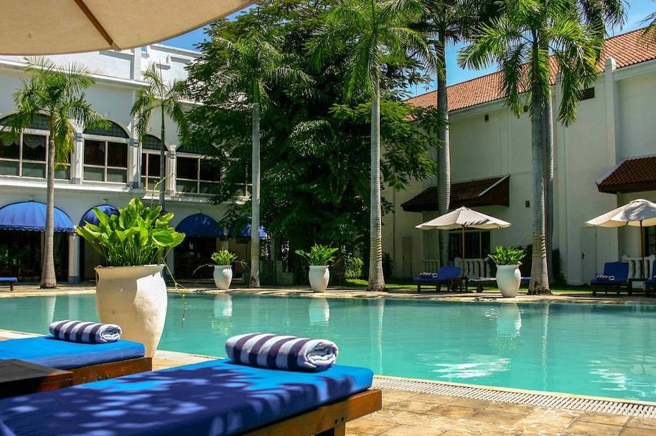 Surabaya - Hotel Majapahit zwembad - Indonesie